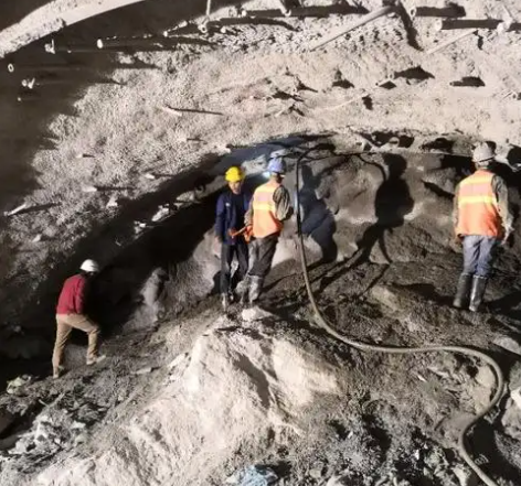 咸安拱顶带模注浆料的施工流程及注意事项